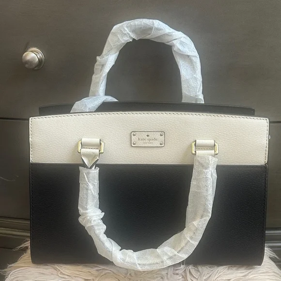 kate spade Two-Tone White and Black Leather Backpack Kate Spade New York Logo-Patch Heart-Print Backpack In White  main image 3